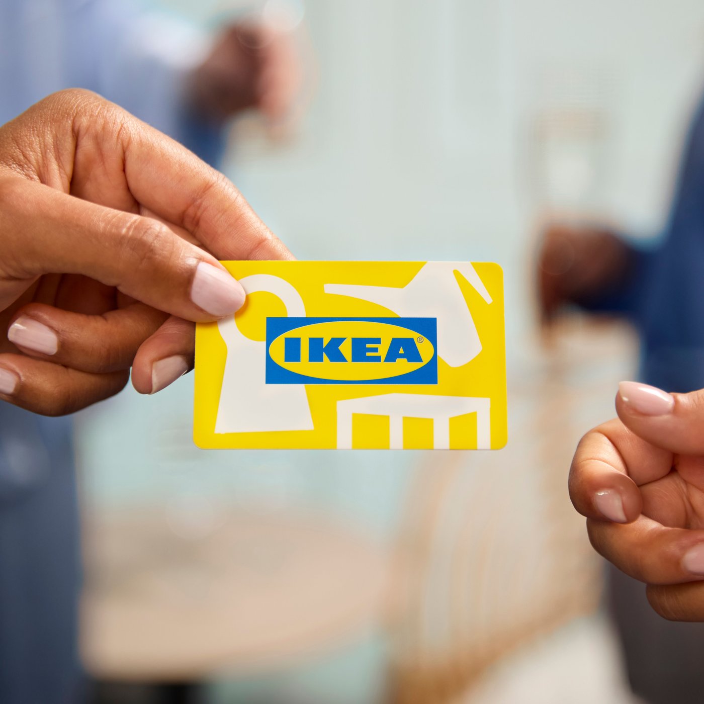 黄色のギフトカードを渡そうとしている