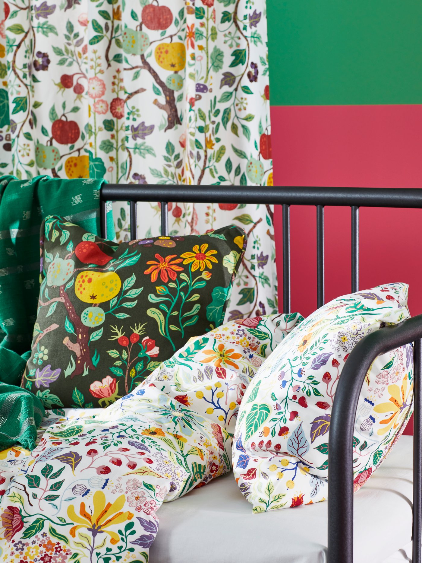 A multicolour/floral pattern STRANDLUMMER duvet cover and pillowcase