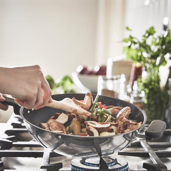 A non-stick coating/stainless steel MIDDAGSMAT wok