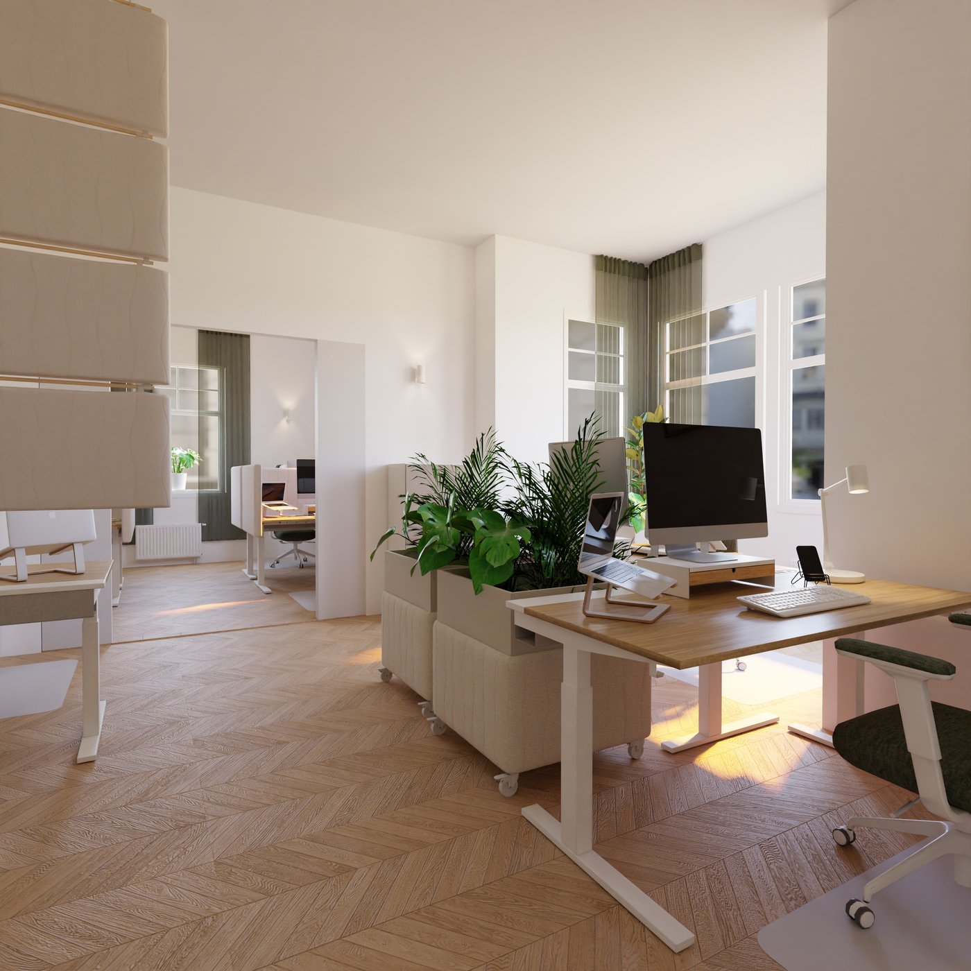 Modernes, helles Großraumbüro mit Holzparkett, grünen Pflanzen als Raumteilern und ergonomischen Arbeitsplätzen mit PCs und Laptops.