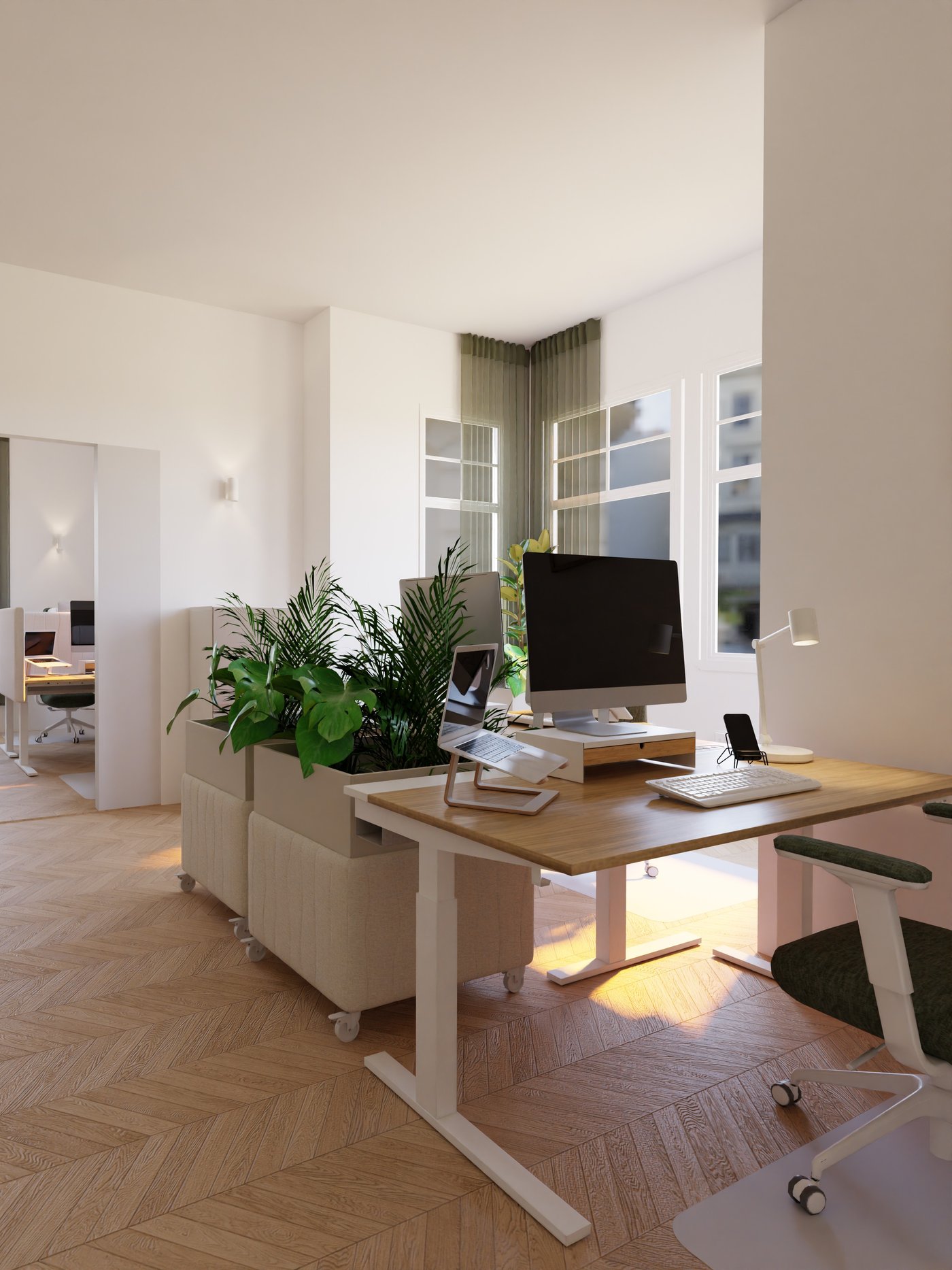 Helles, modern eingerichtetes Büro mit höhenverstellbaren Schreibtischen, Pflanzen und akustischen Raumteilern; eine Person arbeitet im Hintergrund an einem Tisch.