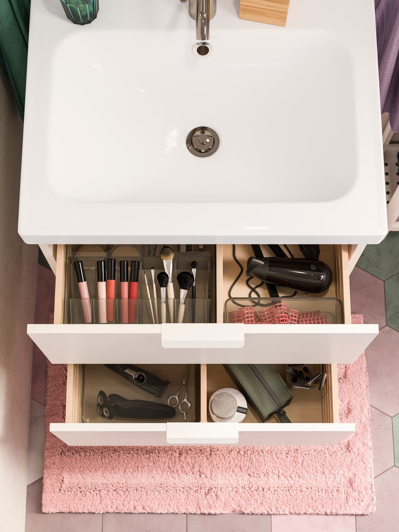 A bathroom decorated with FEJKA artificial plants, an ENHET/TVÄLLEN wash-stand, a VILTO birch step stool and a round mirror.