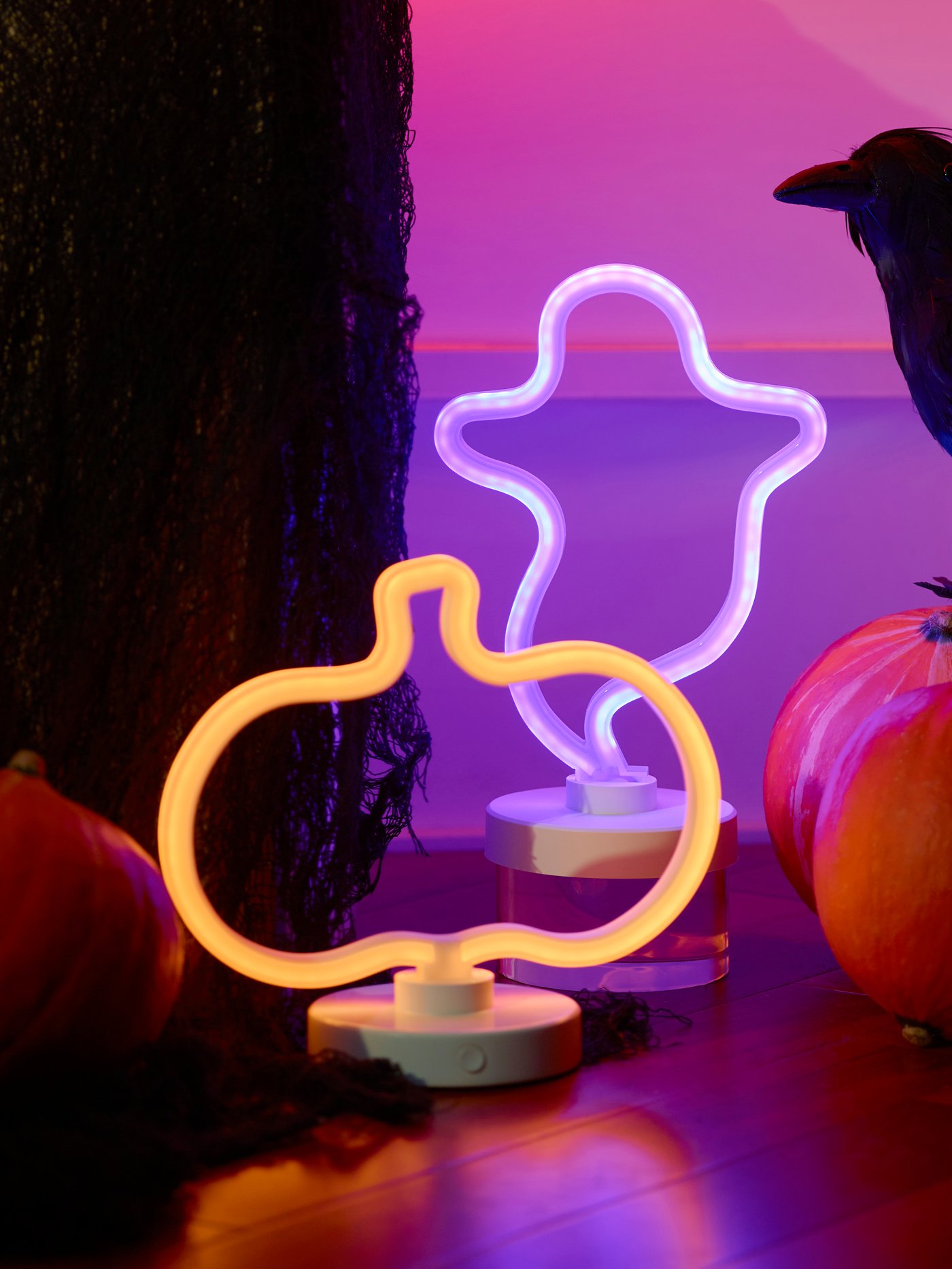 Une lampe de table LED KUSTFYR fantôme, fonctionnant sur piles.