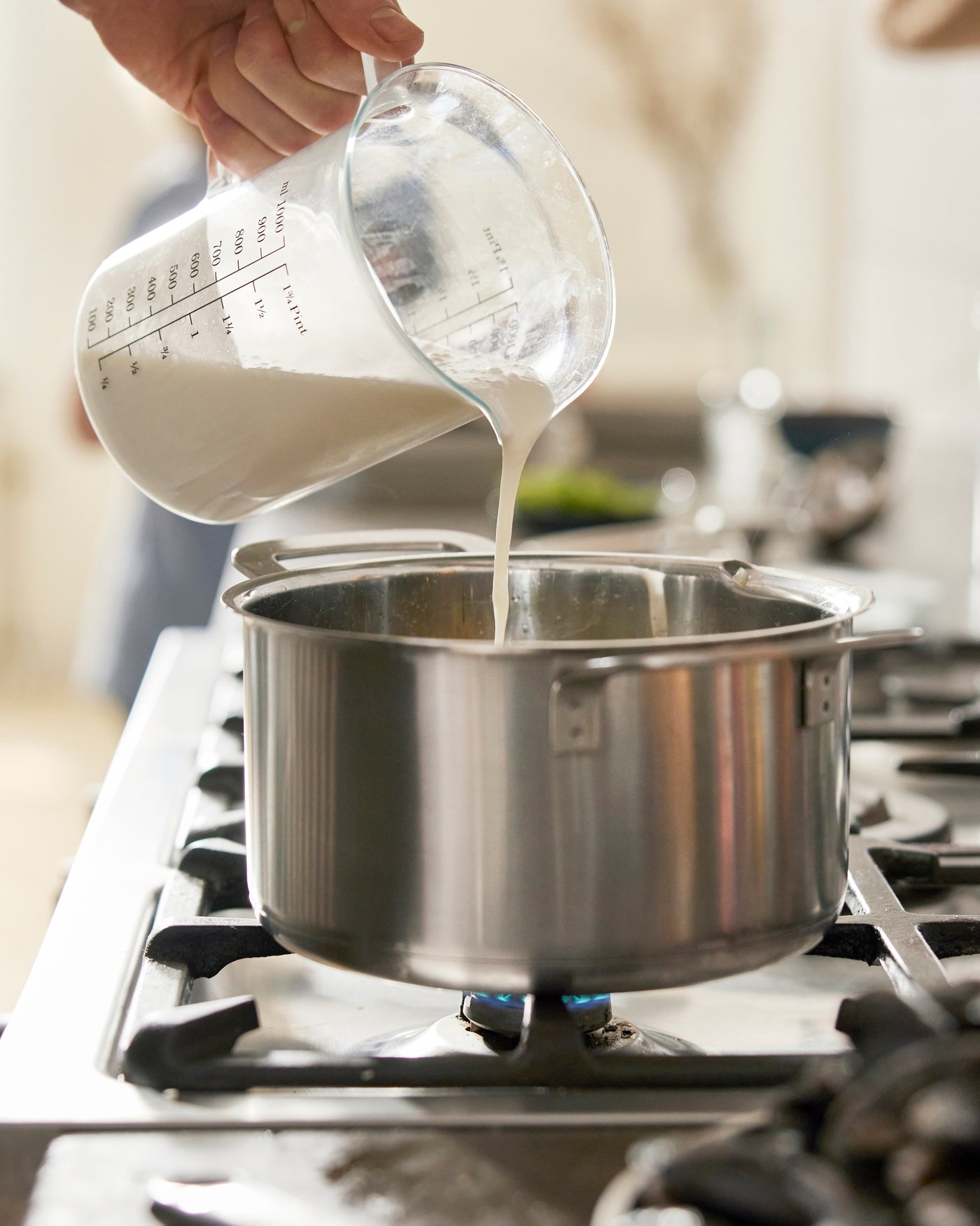 A stainless steel/glass HEMKOMST pot with lid