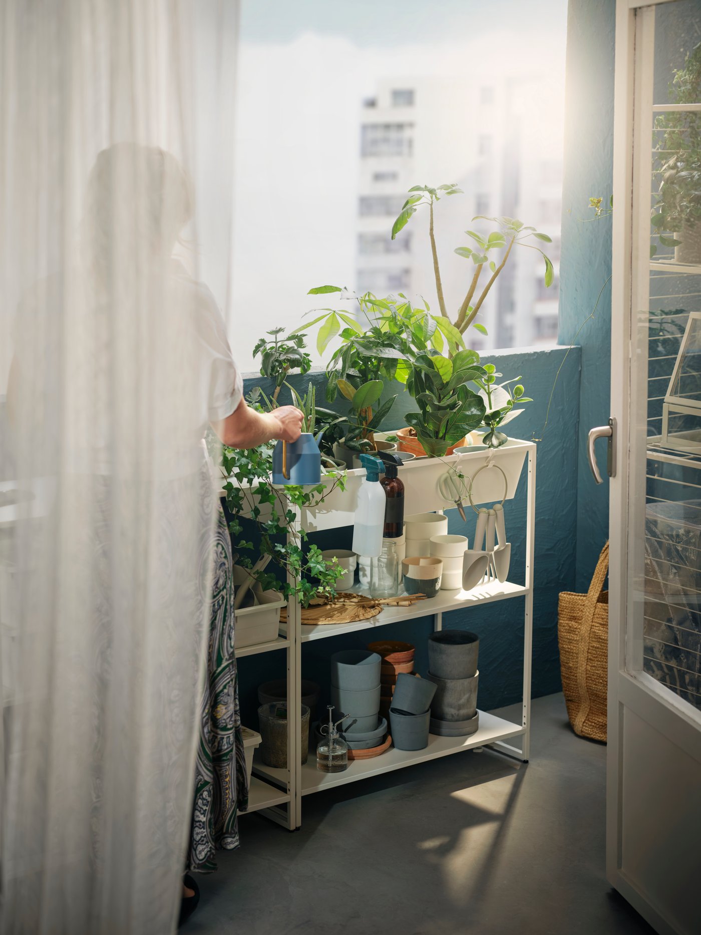 Rak storan luar JOSTEIN yang diluluskan dengan tumbuh-tumbuhan dan bahan berkebun di balkoni.