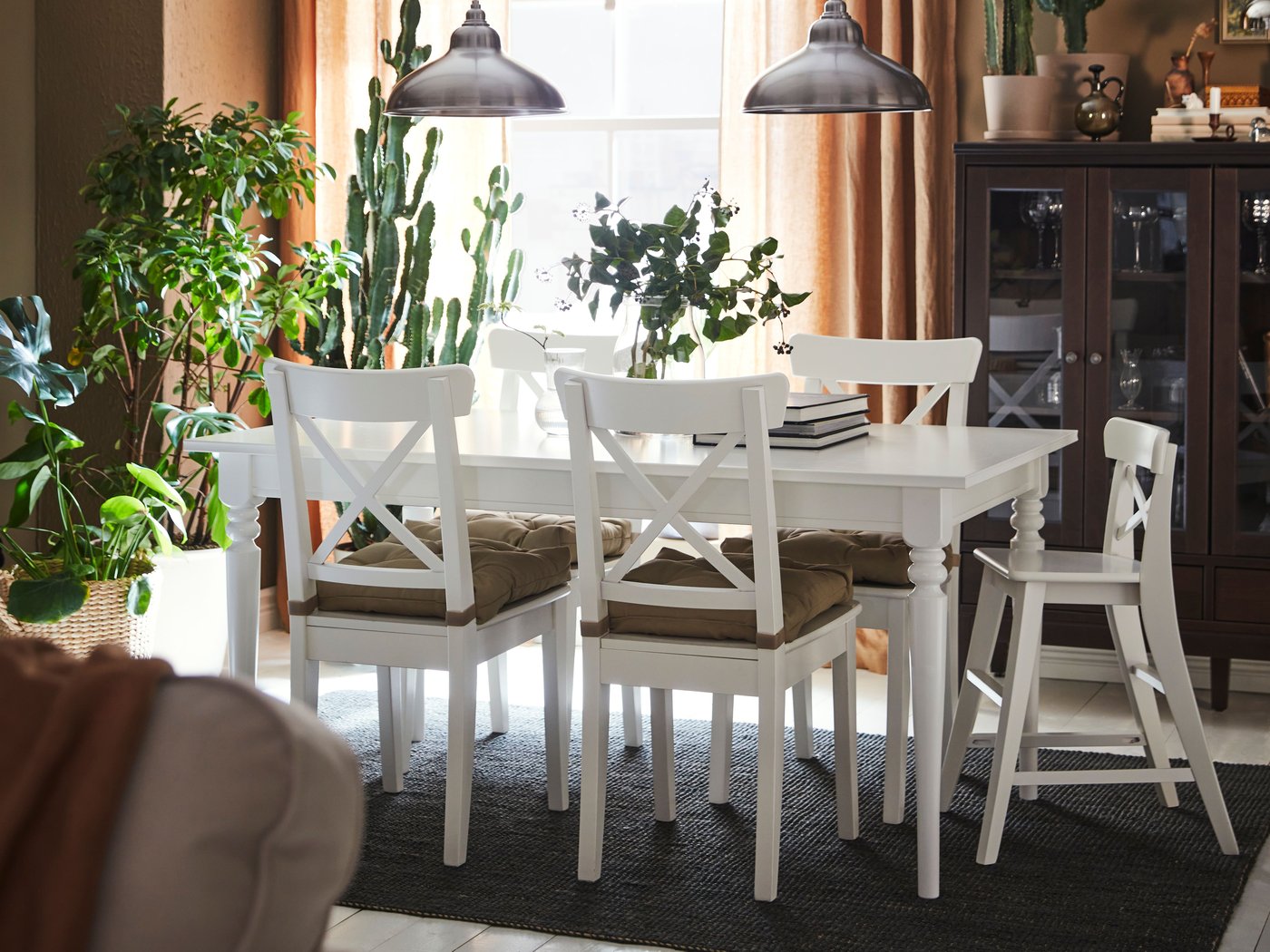 Une suspension ANKARSPEL effet étain dans la salle à manger