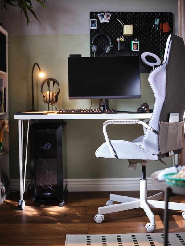 A grey UTESPELARE gaming chair angled toward a white LAGKAPTEN/KRILLE desk, with a computer screen on top and CPU below.