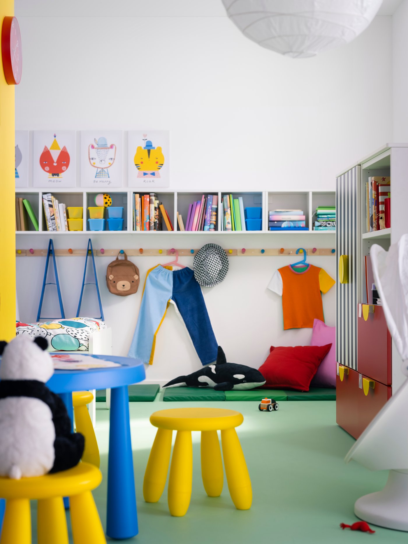 옐로 MAMMUT 맘무트 어린이스툴이 놓여 있는 키즈룸의 모습.