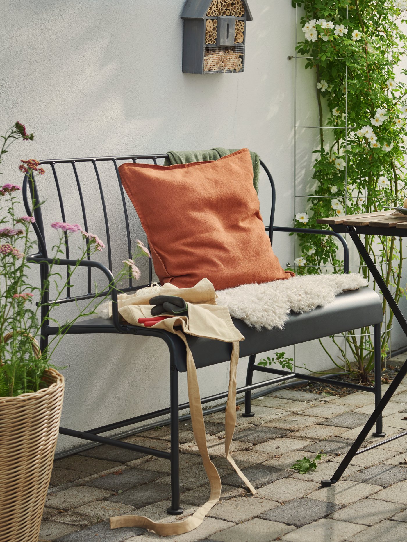 Patio z ciemnoszarą łąwką ogrodową LÄCKÖ.