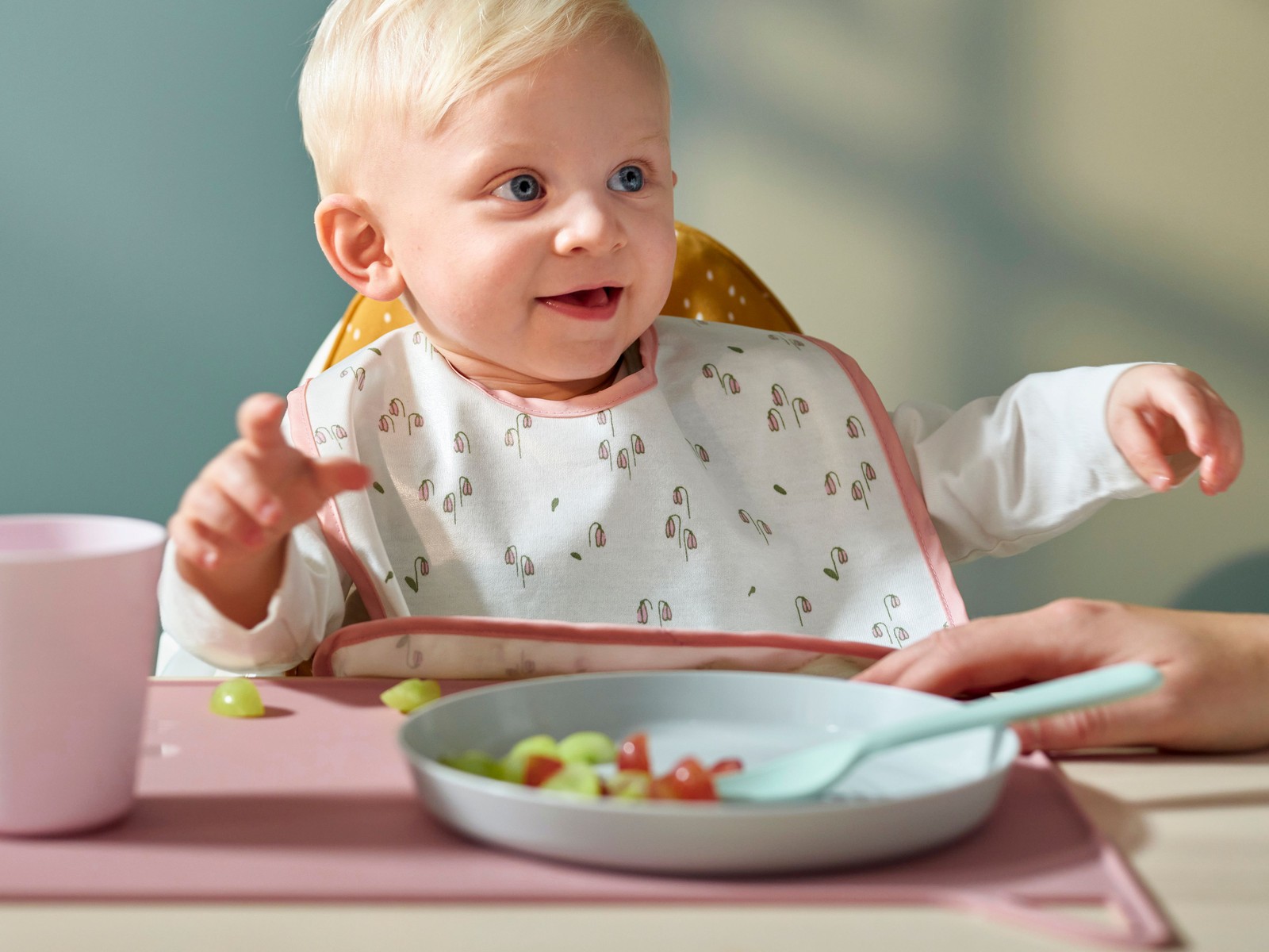 A green/white GULDVÄVARE bib