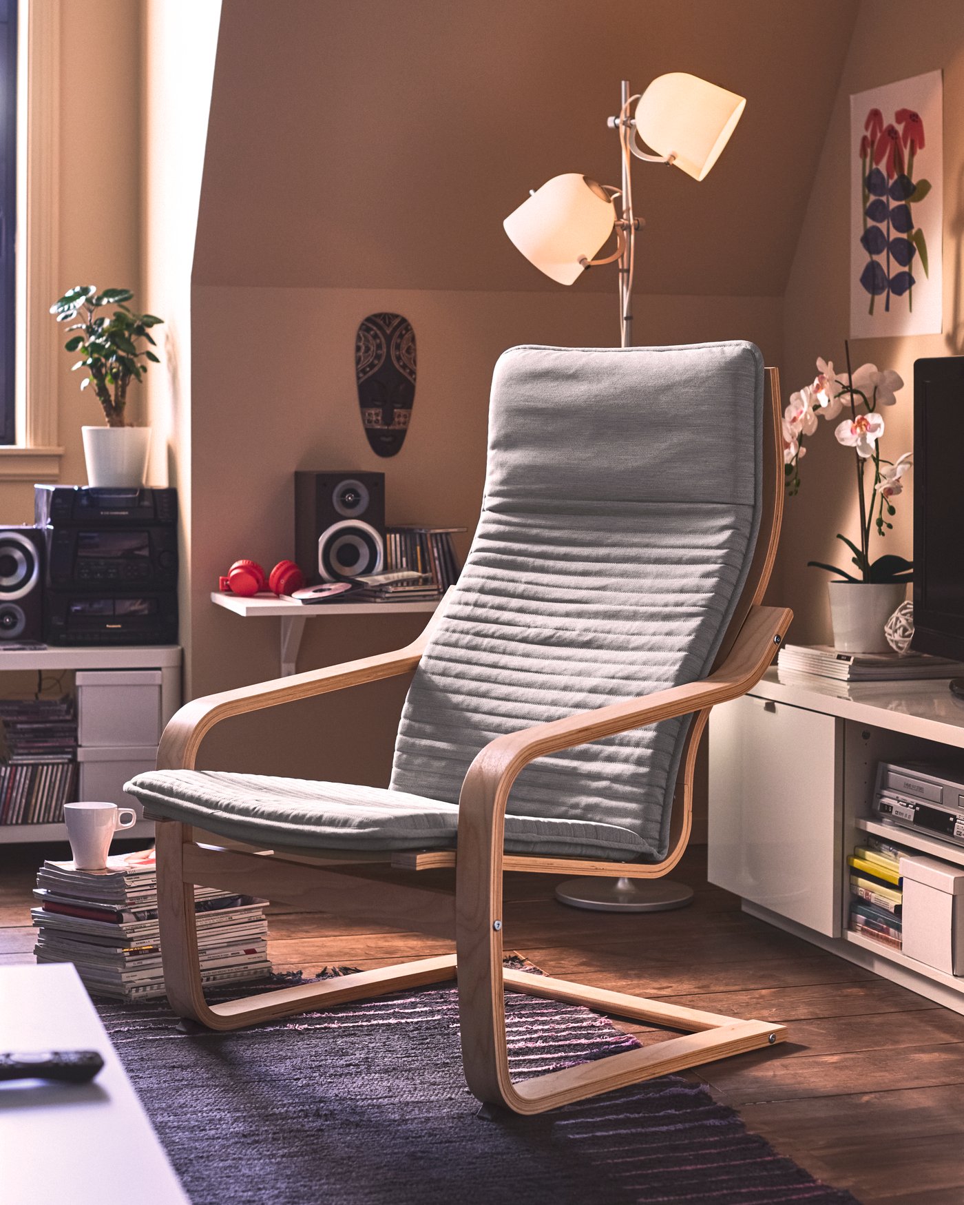 Un fauteuil POÄNG en placage de bouleau/Knisa beige clair dans le salon