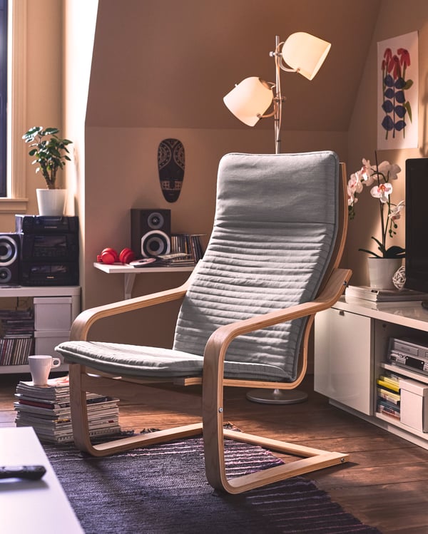 A birch veneer/Knisa light beige POÄNG armchair in the living room