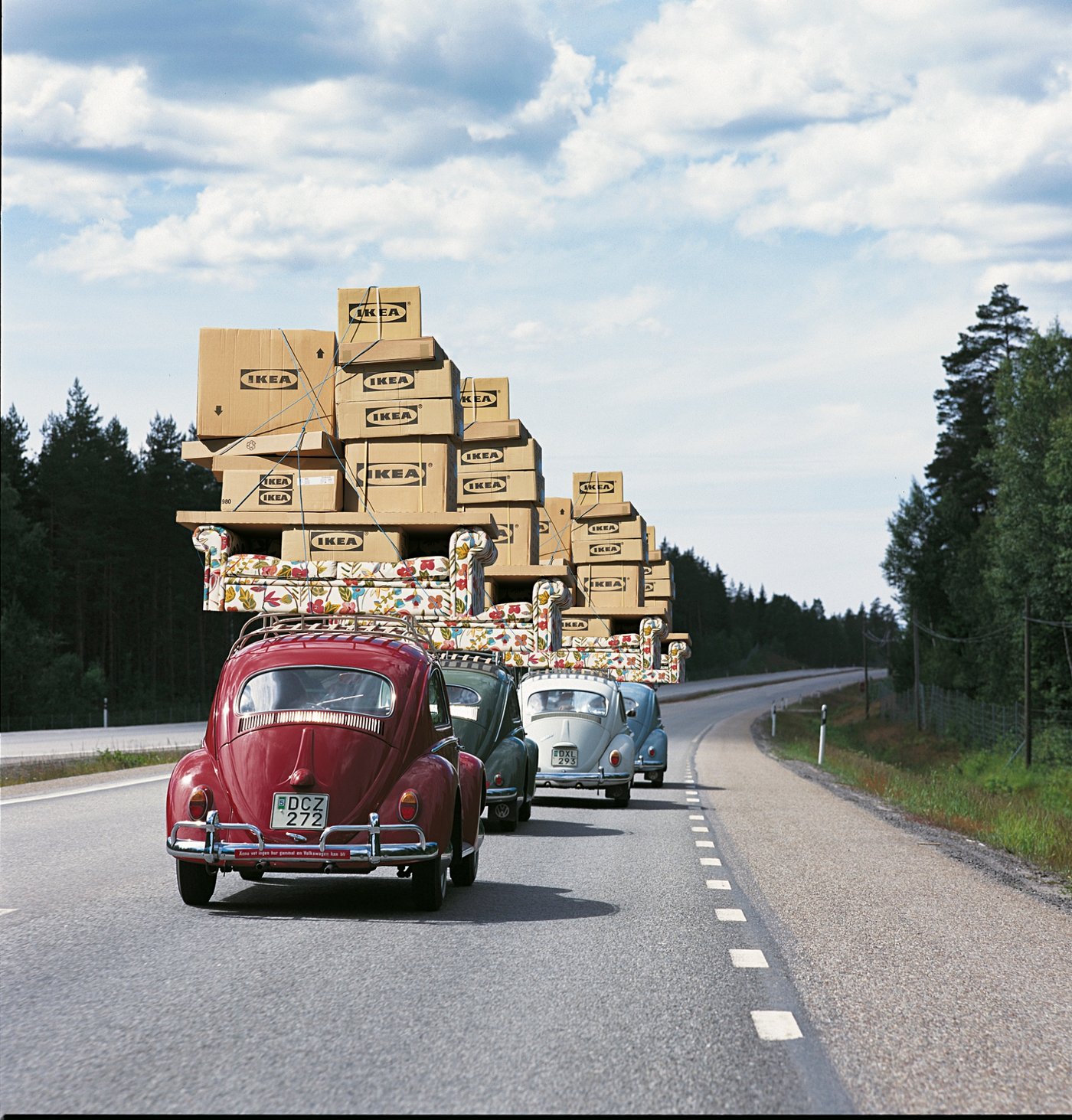 Autos, beladen mit IKEA Paketen & Umzugskartons