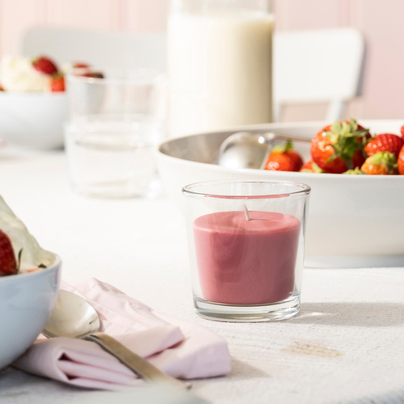 Vela cor de rosa em vidro com aroma a morango BLODBOK
