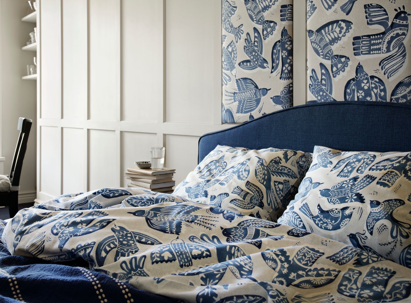 In een slaapkamer, voorgesneden stof BITTERSÖTA in beige/blauw/vogelmotief