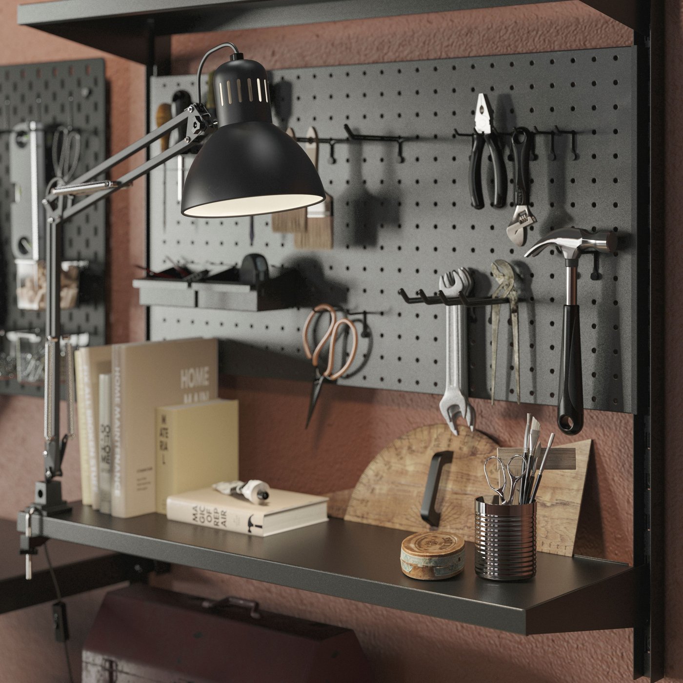 Teil einer Pflege- und Reparatur-Ecke in der Garage mit ordentlich angeordneten Werkzeugen auf einer BROR Wandregalkombination und einer SKÅDIS Lochwand.