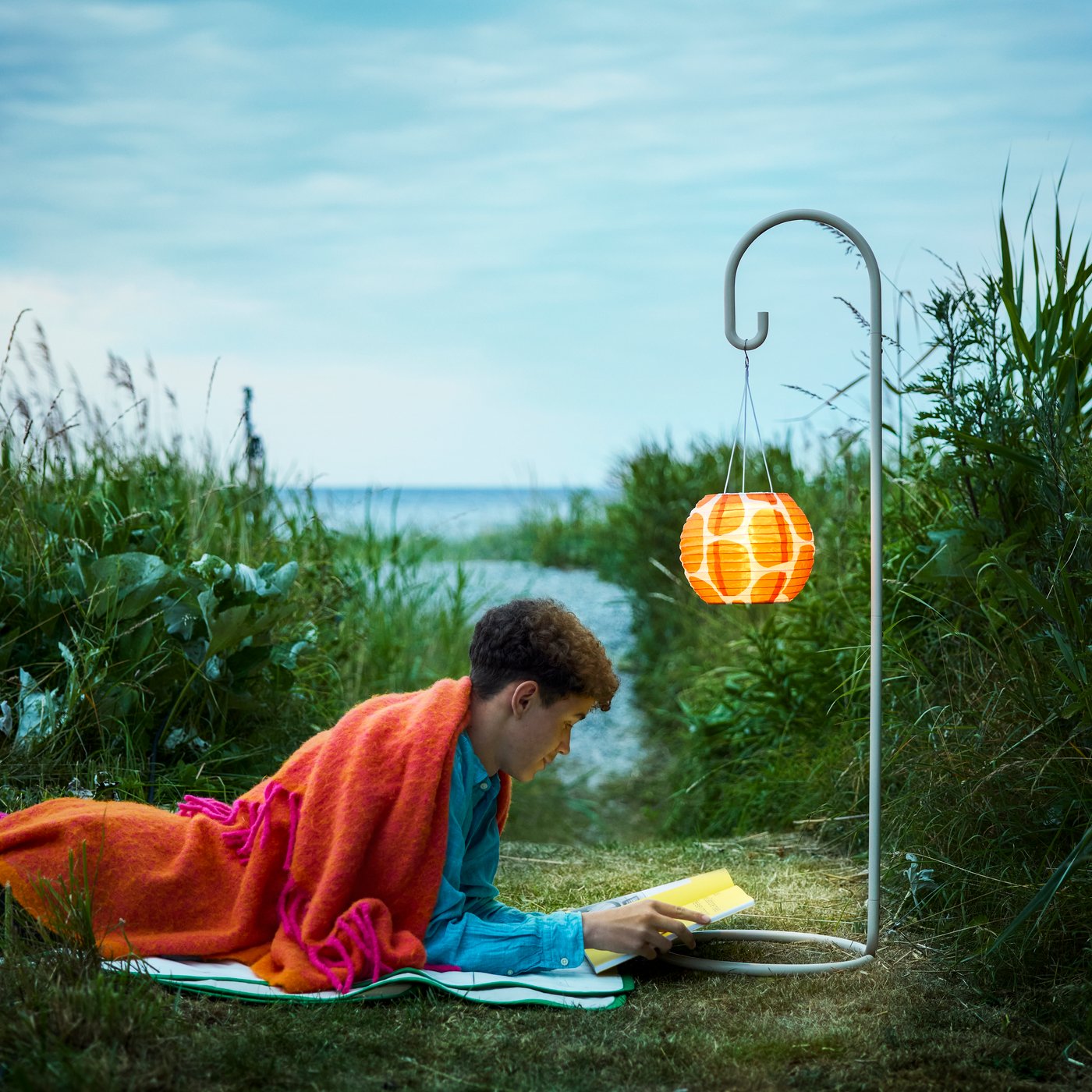 Un plaid KLIPPOXEL orange/rose vif à l'extérieur