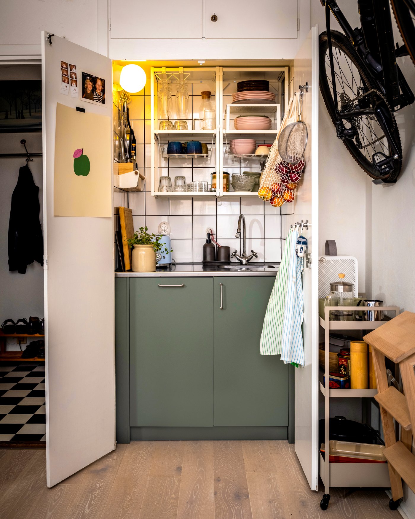 En matt grågrön NICKEBO-front för diskmaskin