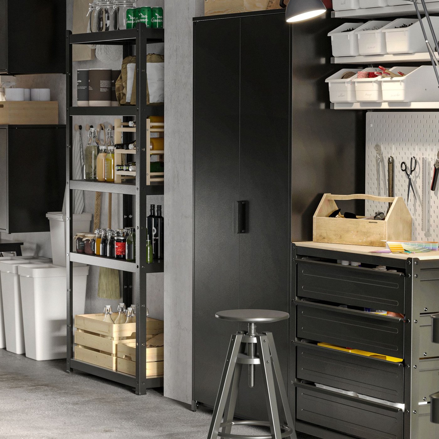 Utstyr og tilbehør pent organisert i en svart BROR oppbevaringskombinasjon på en lys garasjevegg.