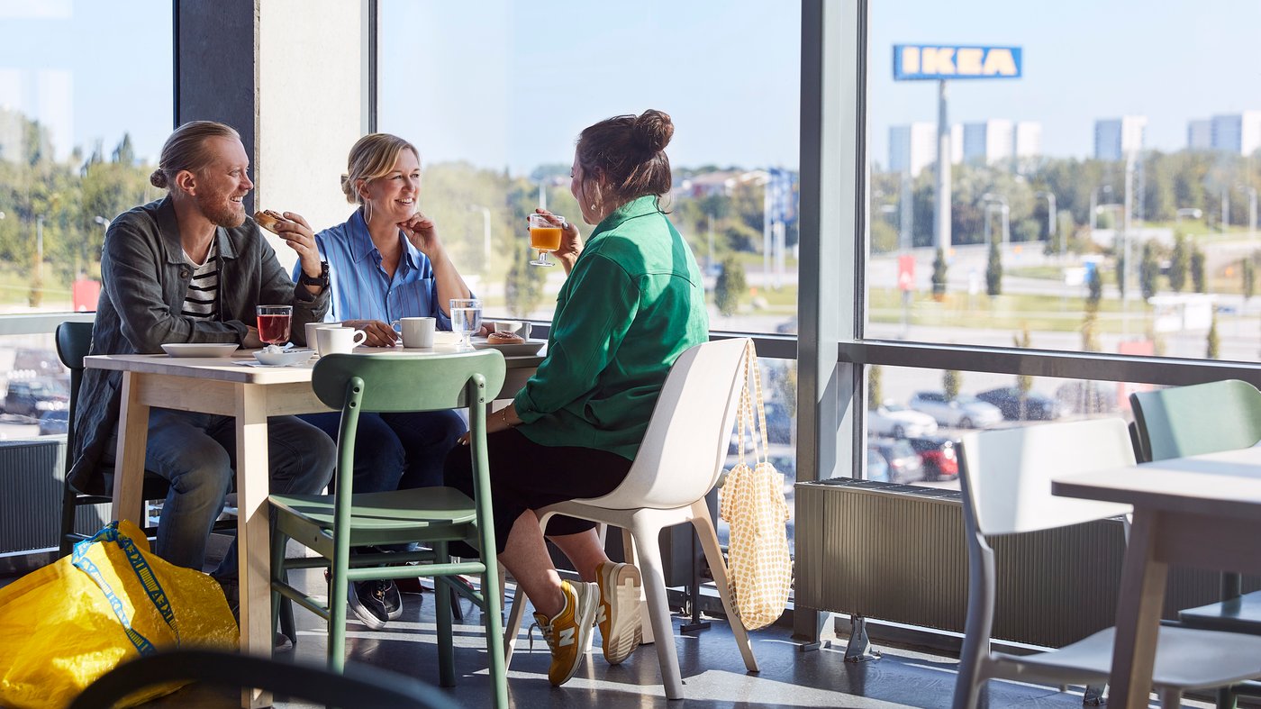 people sitting at table, talking, coffee/shop setting