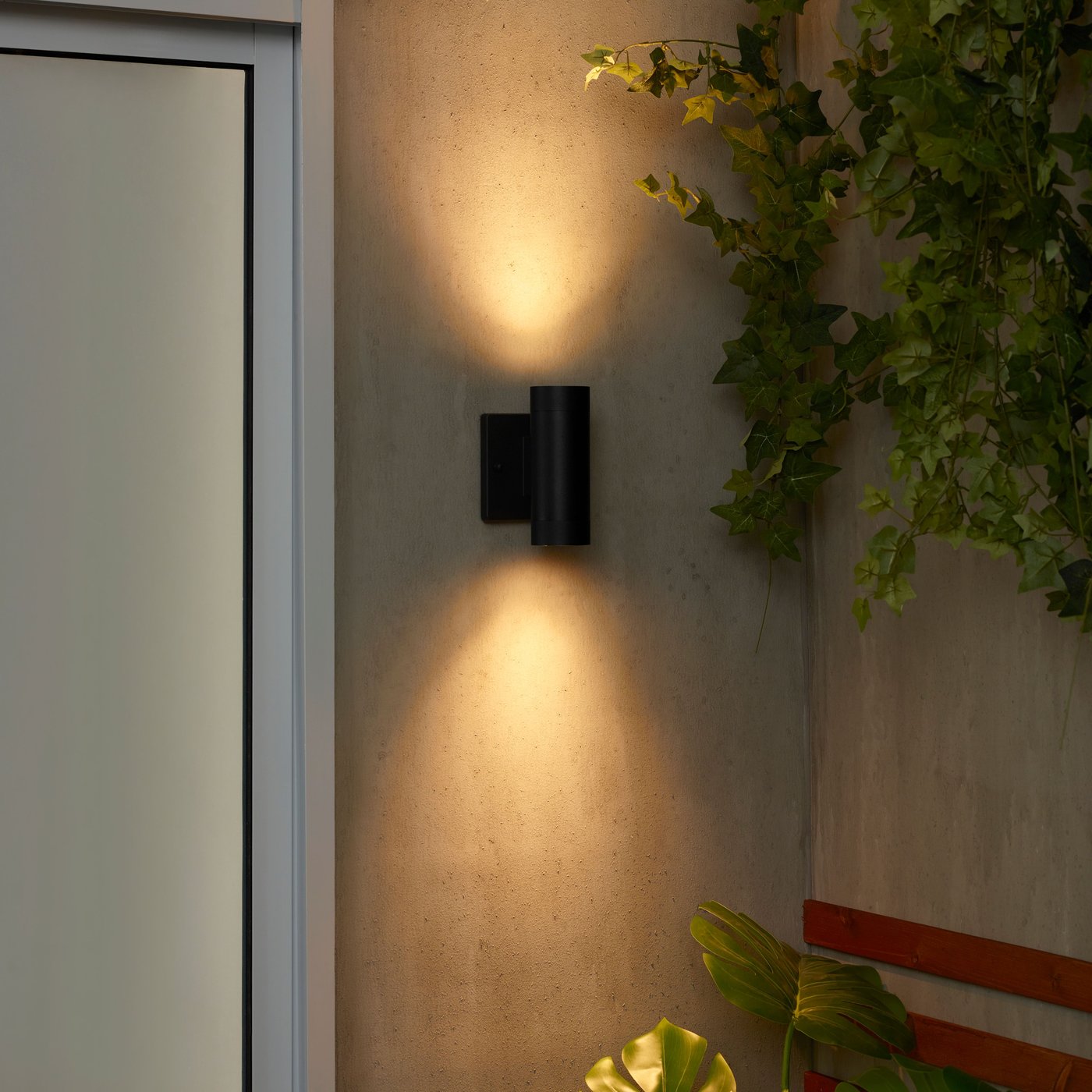 An outdoor black GRÖNSPRÖT wall up/downlighter, wired-in