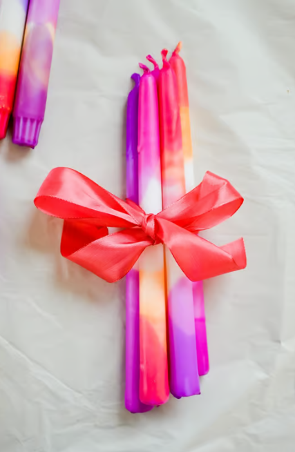 Bunte Kerzen mit einer Schleife zusammengebunden