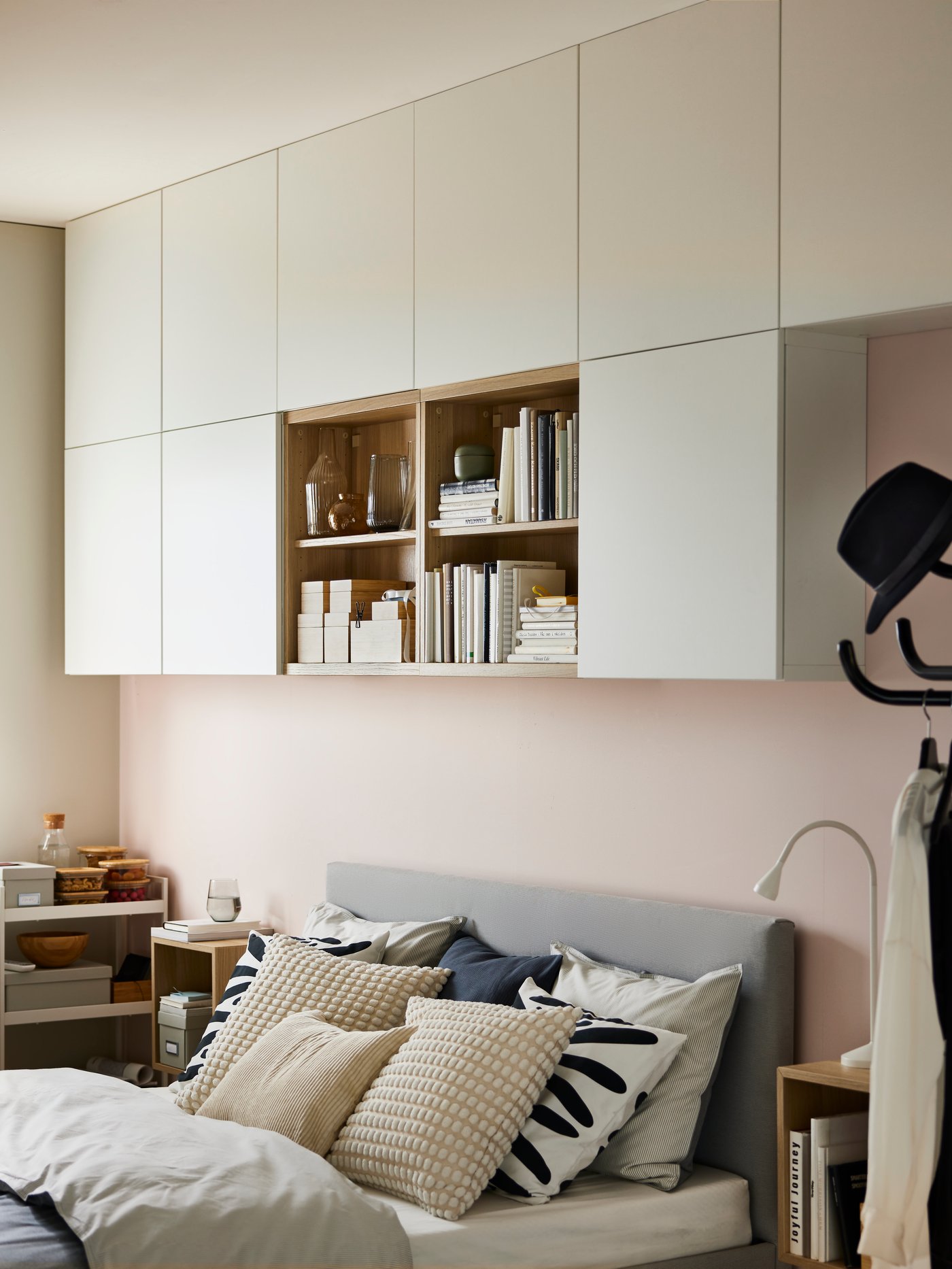 An einer Wand sind elf BESTÅ Korpusse zu sehen. Neun davon haben LAPPVIKEN Türen in Weiss und zwei sind offen. In ihnen befinden sich verschiedene Gegenstände.