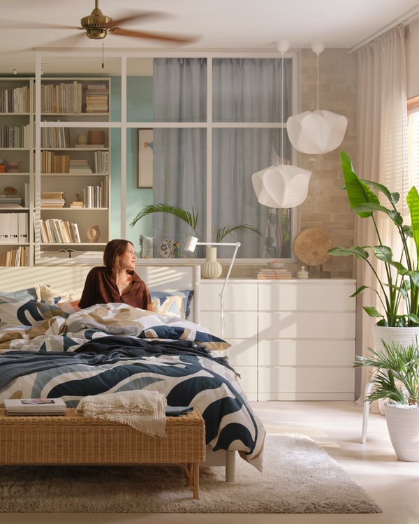 Une personne assise sur un lit