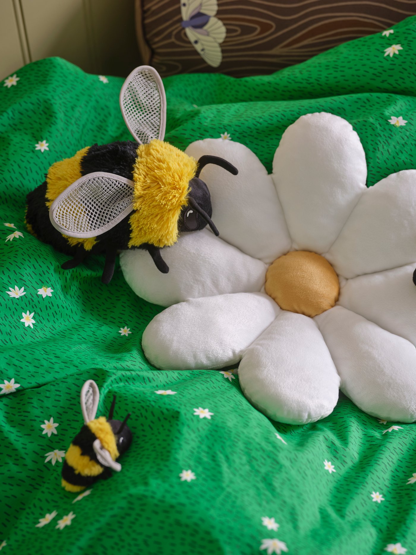 A mini-bumblebee/black yellow SKOGSDUVA soft toy in the childrens room