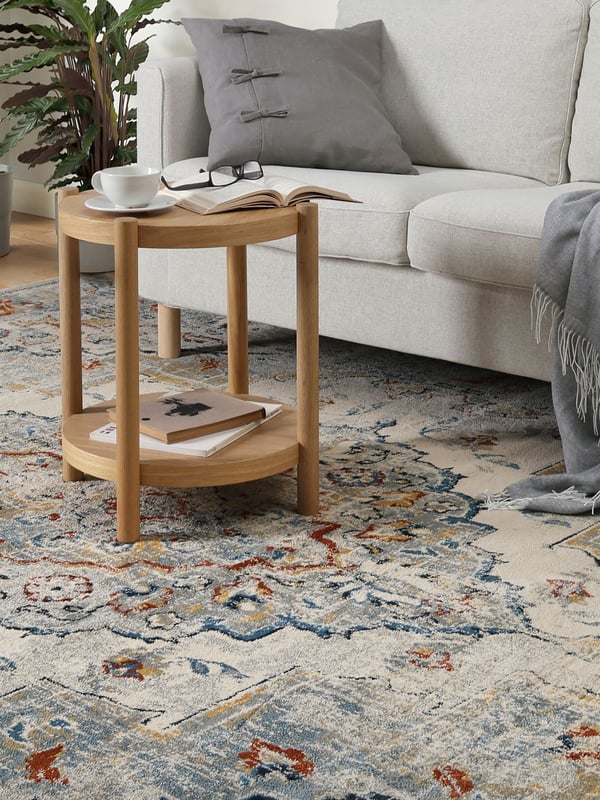 Een veelkleurig ONSEVIG tapijt, laagpolig in de woonkamer kamer