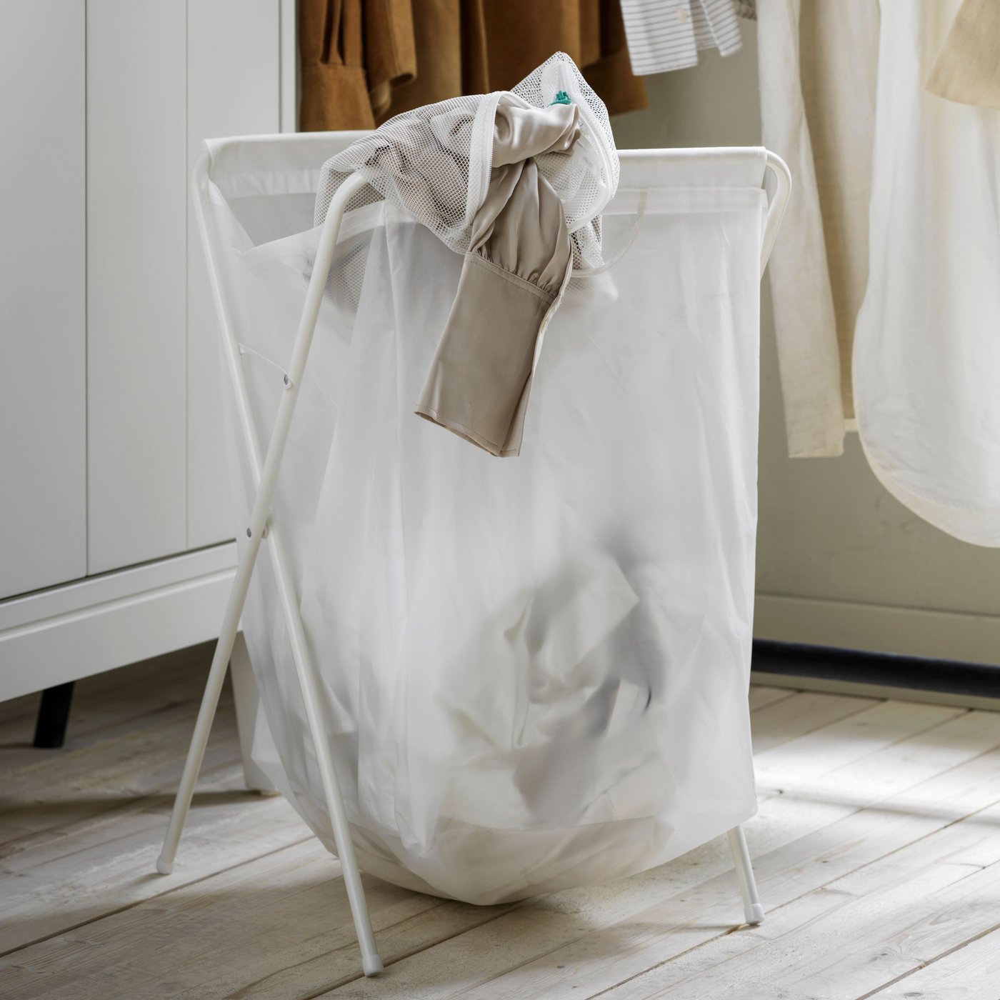 Sacco per il bucato JÄLL bianco con supporto.