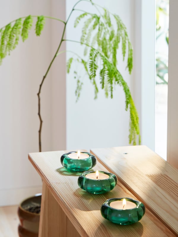 Un porte-bougies BLADFÅGEL vert