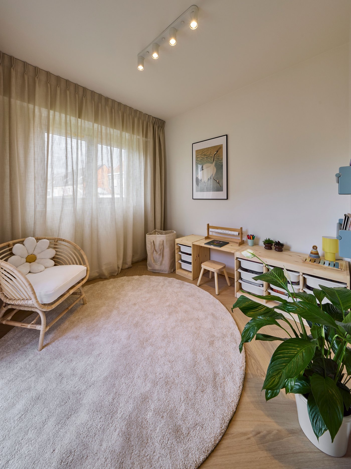 Een grenen FLISAT kinderkrukje