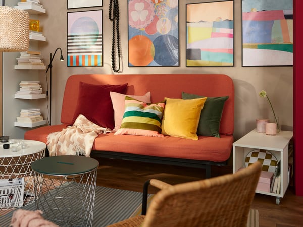 Une table de rangement blanche KVISTBRO