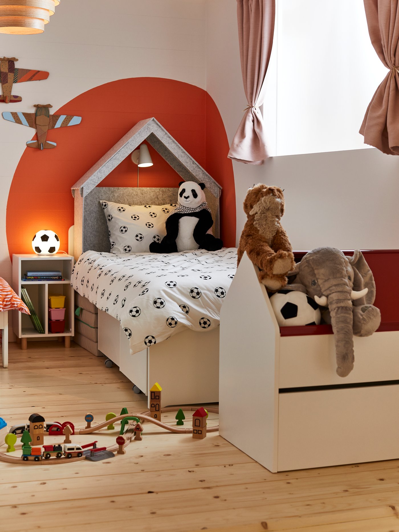 Et barnerom fullt av leker.