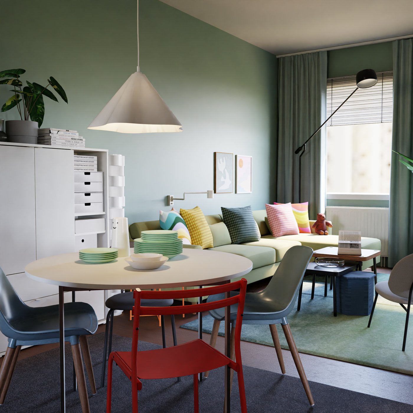 runder Esstisch mit Hängeleuche und verschiedenen Stühlen 