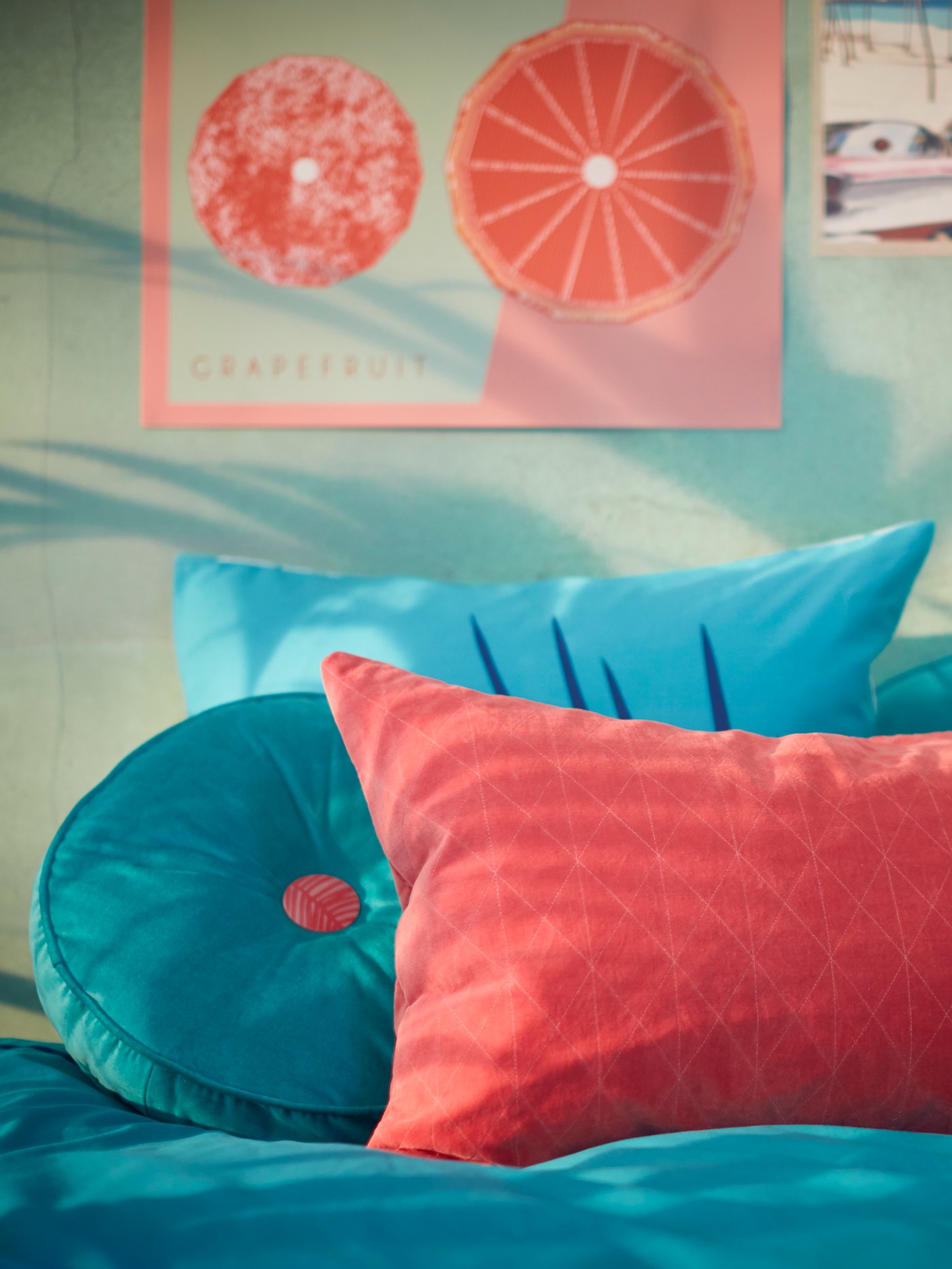 Dona un tocco bohémien nella stanza dei bambini con cuscini colorati e vivaci, e abbina poster abbinati sulle pareti.