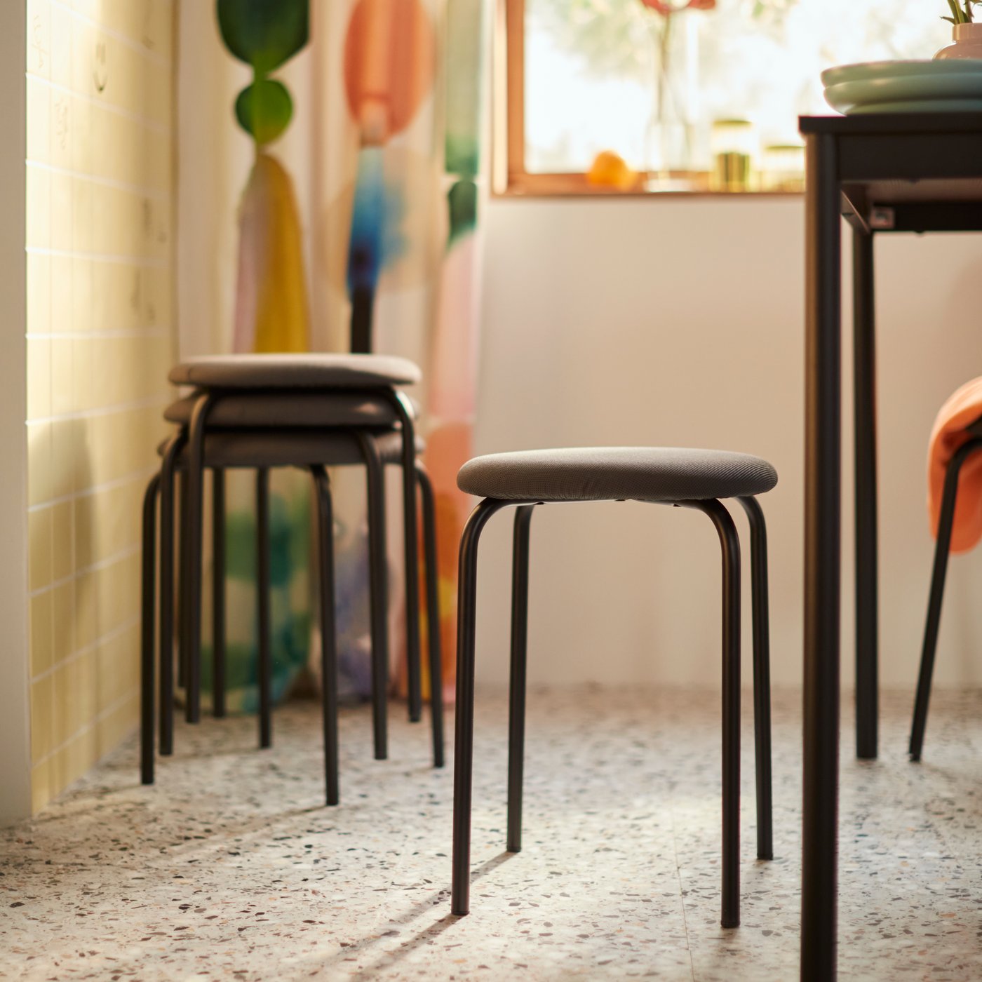 Must SANDSBERG söögilaud söögitoas.