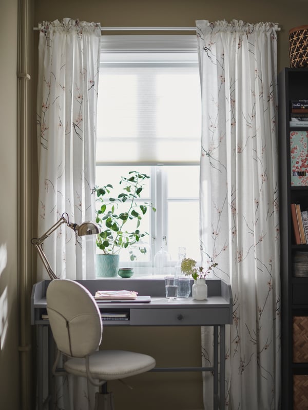 A white FÖRENLIG vase in the home office