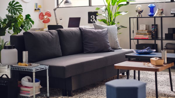 Ein graues ÄLVDALEN Bettsofa in einem Jugendzimmer.