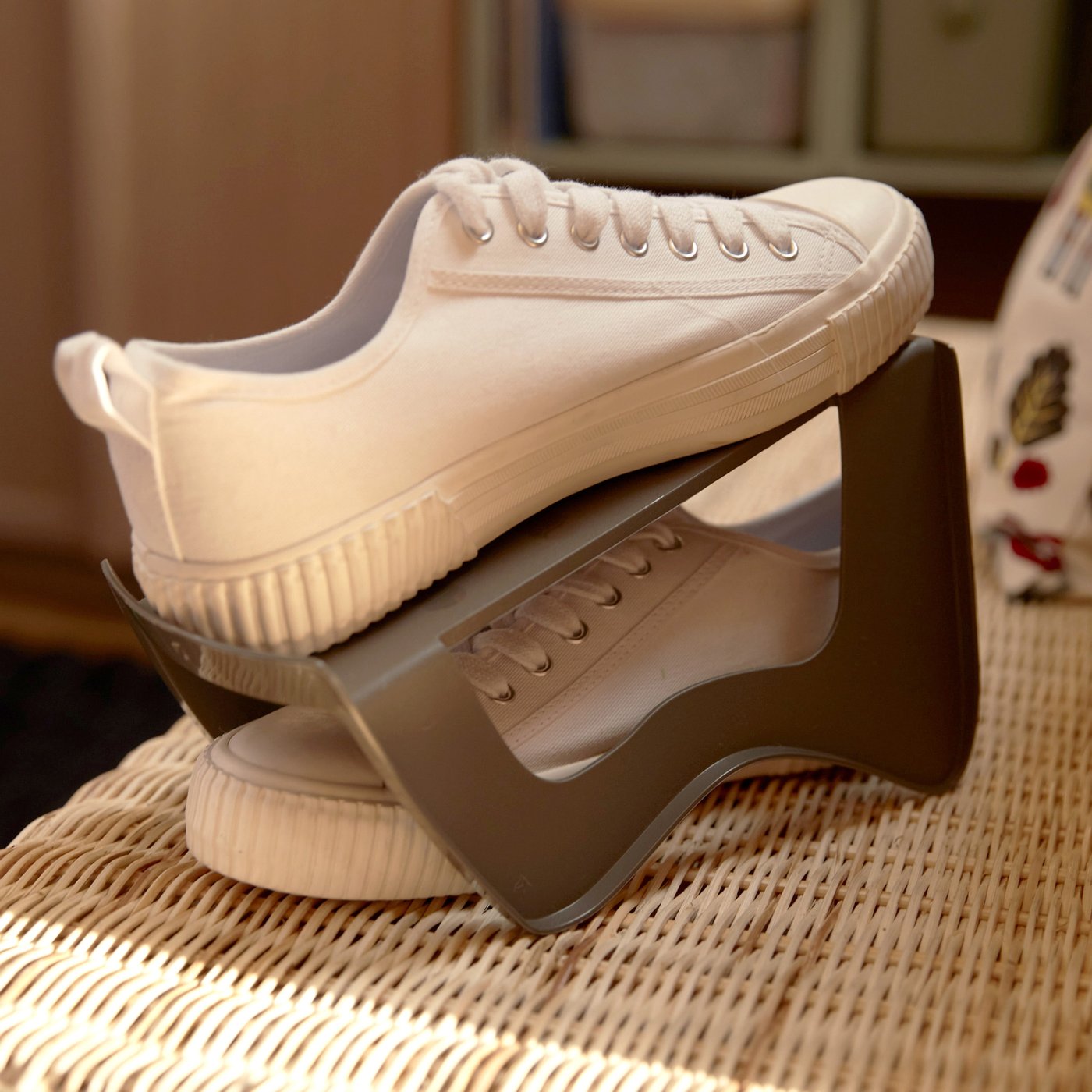 Zu sehen ist eine graue MURVEL Schuhaufbewahrung