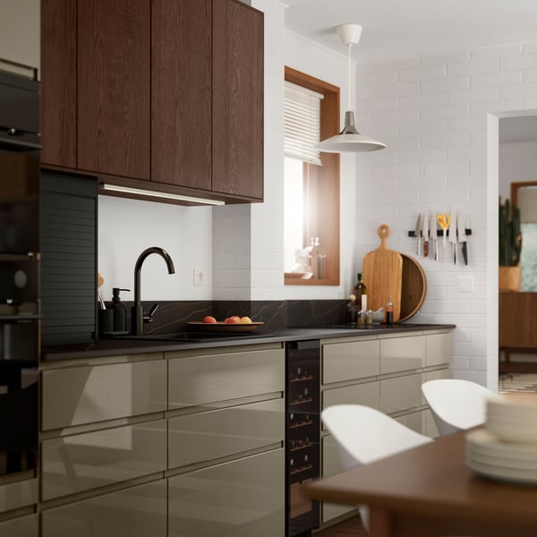 A chrome effect/white FYRTIOFYRA pendant lamp in the kitchen