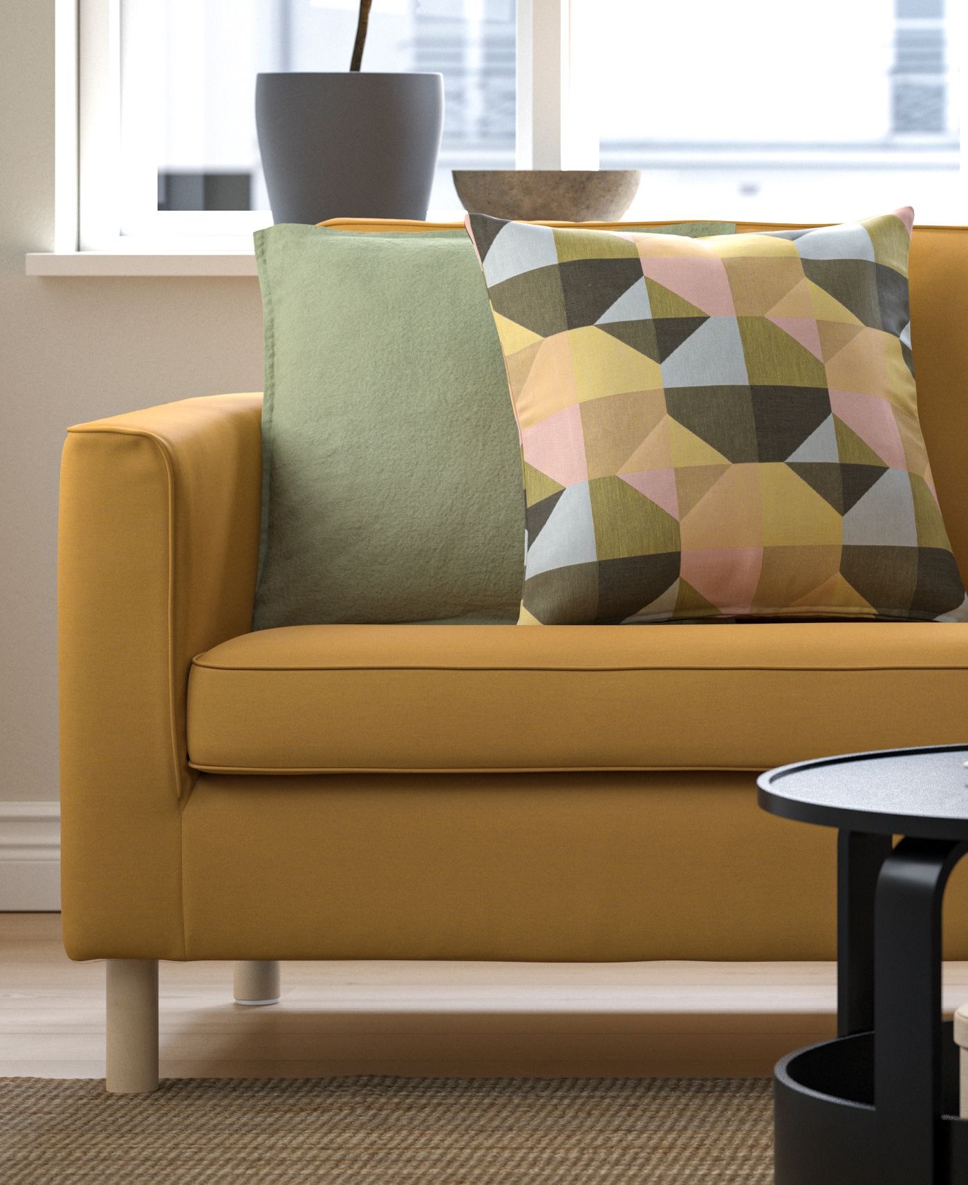 Een veelkleurige SVARTHÖ kussenhoes