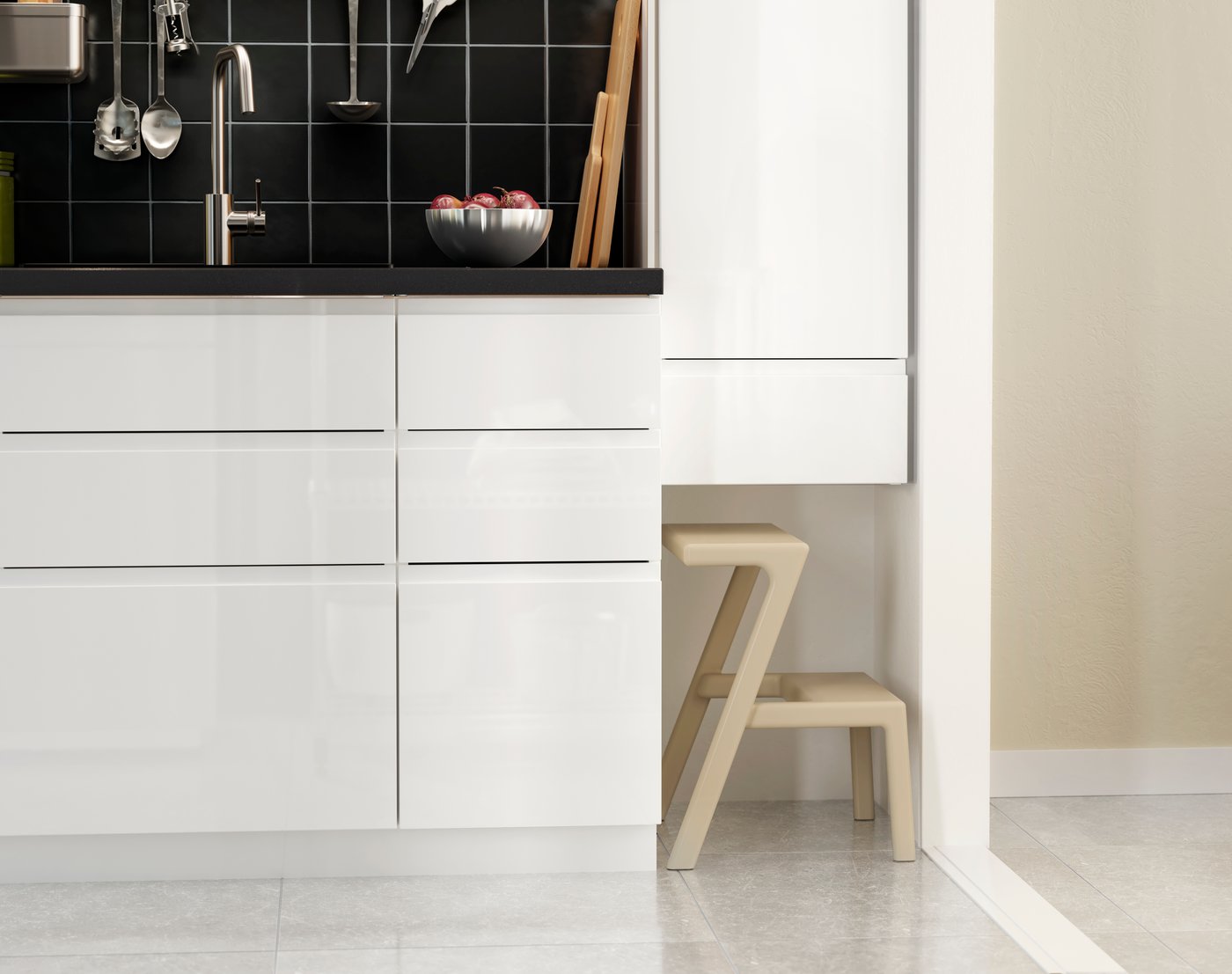 Et hvidt Maximera/Voxtorp højglans/hvidt METOD underskab med 3 skuffer.