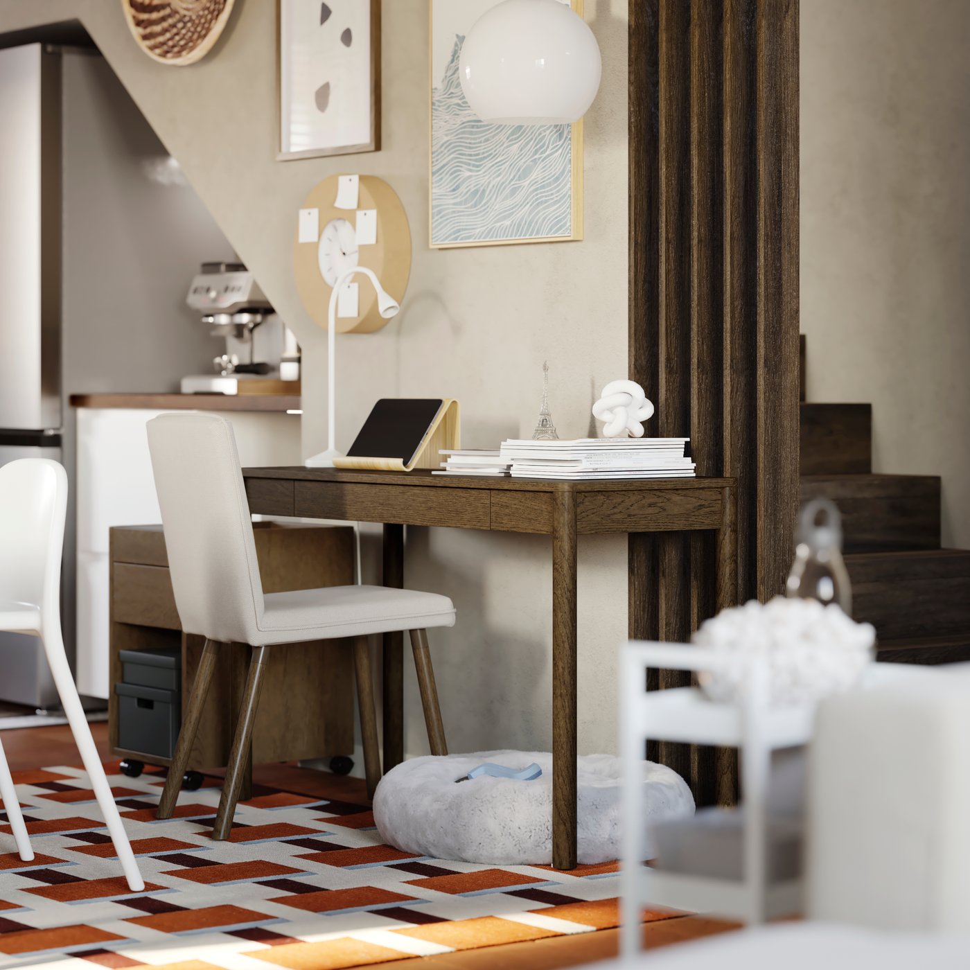 Bureau TONSTAD en plaqué chêne teinté brun le long d’un mur avec une chaise TONSTAD à côté et un canapé pour chien en dessous.