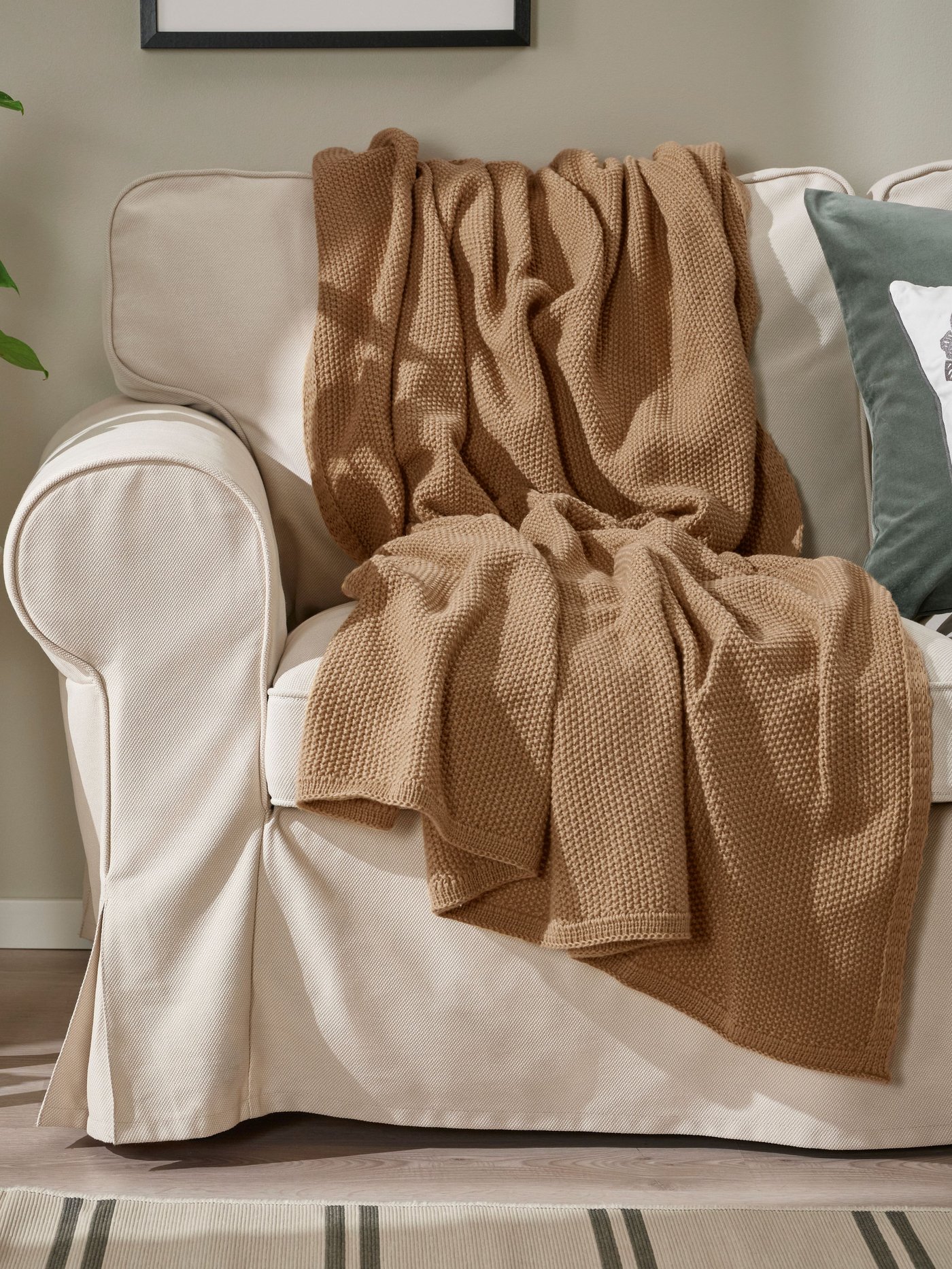 An yellow-beige HUMLEMOTT throw