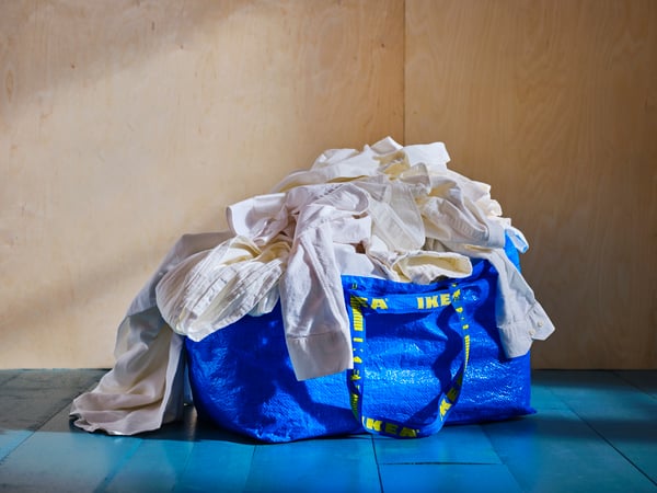 A blue FRAKTA carrier bag, large