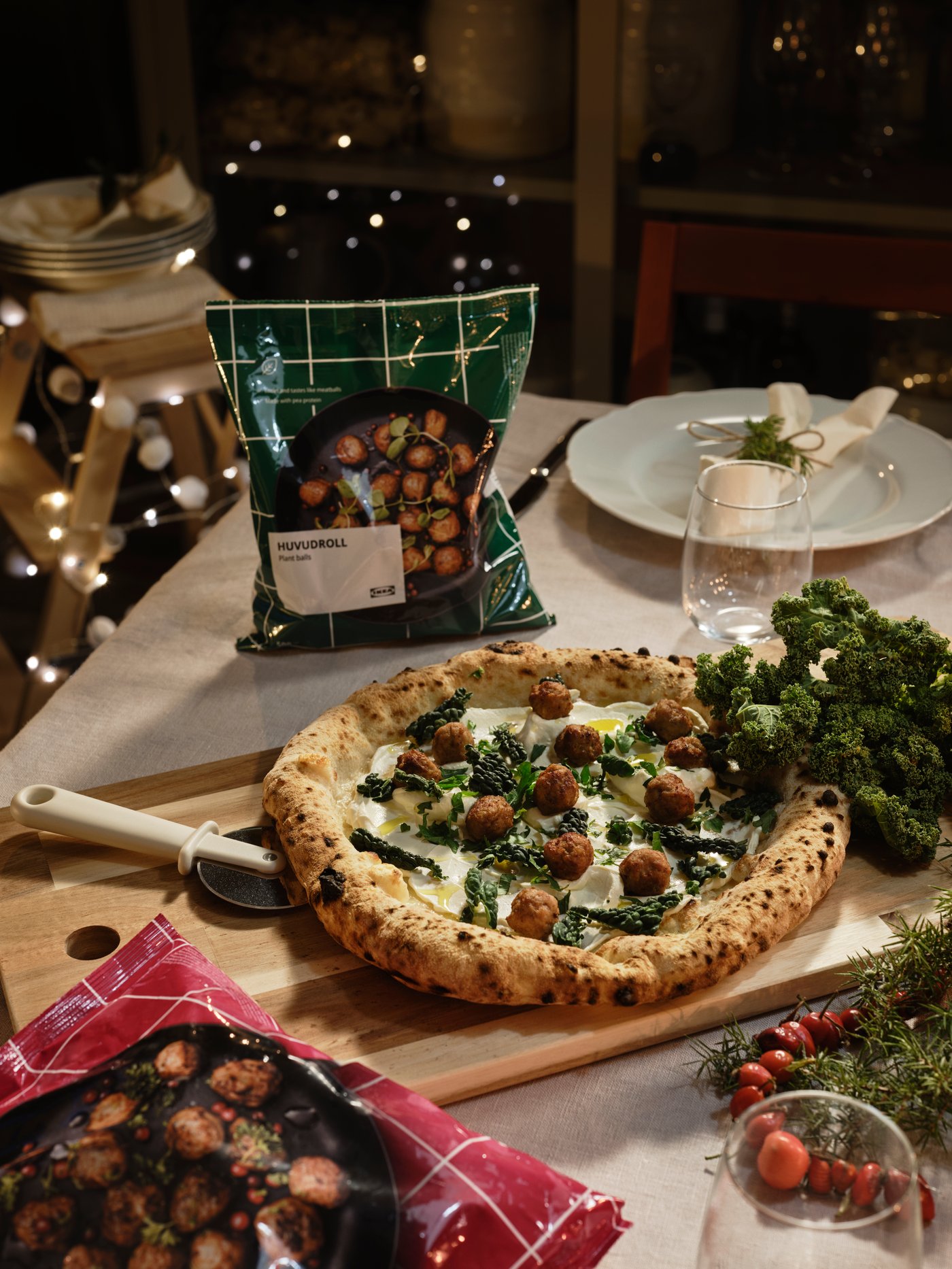 HUVUDROLL växtbaserade bullar på en pizza.