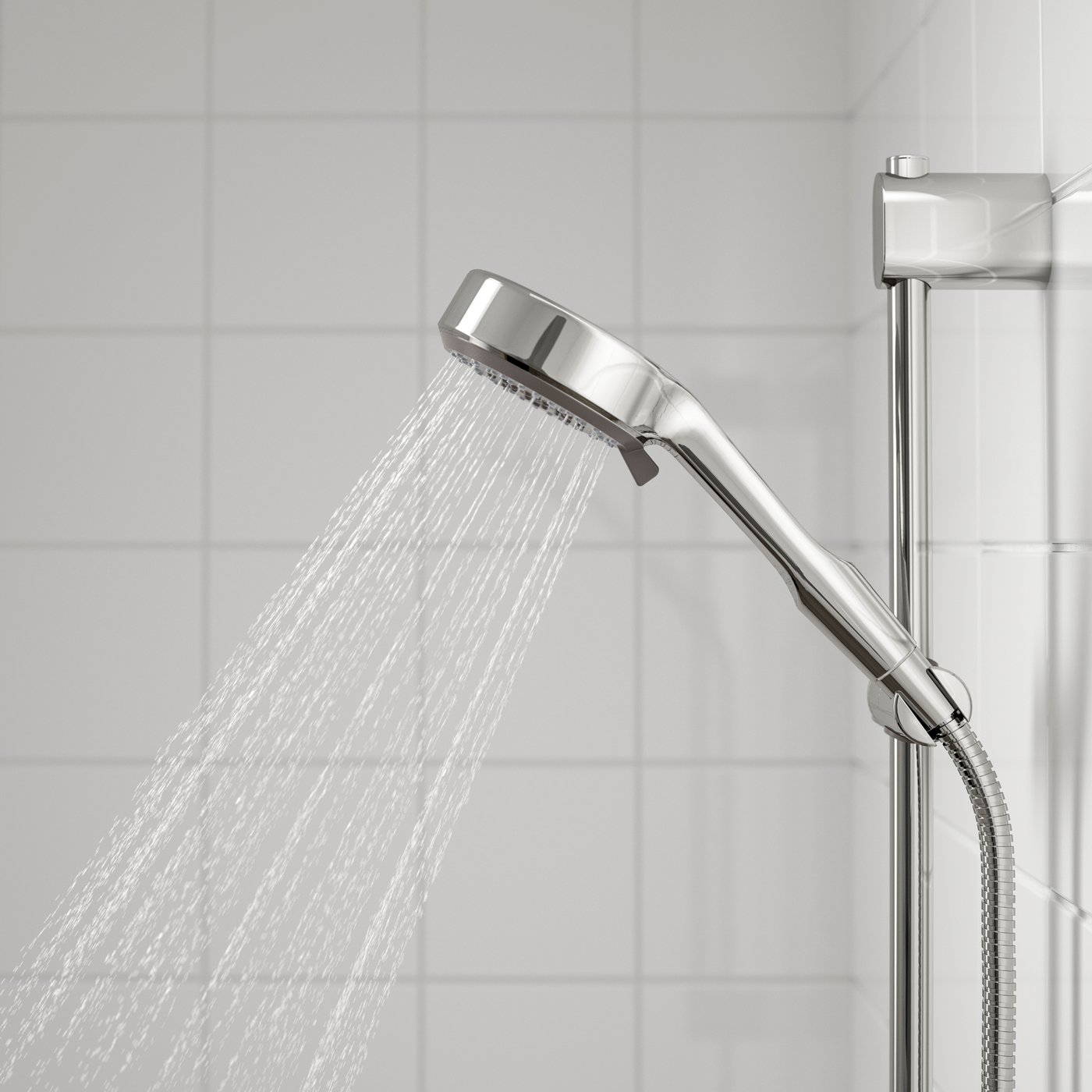 뉴트럴 톤의 벽에 장착된 세련된 수직바에 모던한 느낌의 샤워헤드가 부착되어 있고 초점이 맞지 않는 초록잎 식물이 전경에 위치해 있어 자연의 느낌이 보이는 이미지. 샤워헤드 아래에는 일체형 선반이 있고 선반 위에는 천연 샤워타올과 그린 세면도구가 있어 안정감과 청결에 초점을 맞춘 욕실 환경을 보여주는 듯하며 배경의 벽은 미묘하게 질감이 있어 샤워기의 단순하면서도 우아한 디자인을 보완해주는 모습.