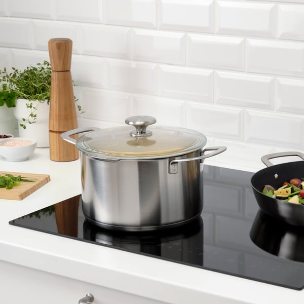 A stainless steel/glass HEMKOMST pot with lid in the kitchen
